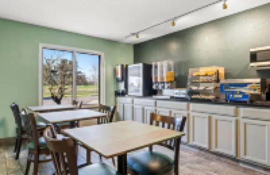 เดย์สอินน์ บายวินด์แฮม แบล็ค ริเวอร์ฟอลส์ ไอ-94 ออน เอทีวี เทรล