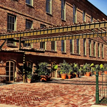 Hotel Peter and Paul, an Ash Hotel Отели рядом с достопримечательностью «Френчмен-стрит»