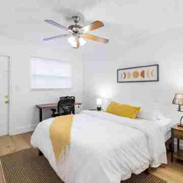 The Yellow Submarine @Sailboat Bend Rooms