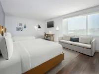 Element Savannah Midtown Hotels near Hunter Golf Course