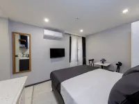 AYA LANGA HOTEL 예니카피 페리 주변 호텔