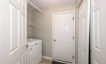 Poolside Paradise Near the Ark