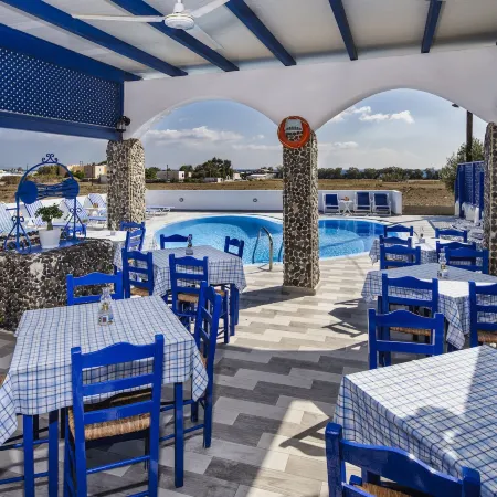 Honeymoon Beach Studios Отели рядом с достопримечательностью «Пляж Периволос»
