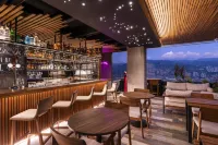 York Medellin, Curio Collection by Hilton - موقف سيارات