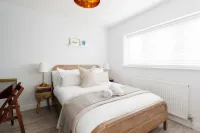 Chic 4-bed Coastal Retreat in Heart of Bosham Отели рядом с достопримечательностью «Chichester Baptist Church»