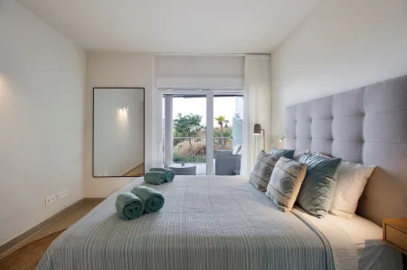 Happy Travel South Beach 5-2b Отели рядом с достопримечательностью «Памятник Коломаресу»