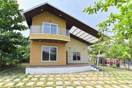 Elegant Waterfront Resort Отели в г. Уэйки Тарф Уода