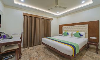 Treebo Aaravi Residency, 800 Mtrs from Promenade Beach