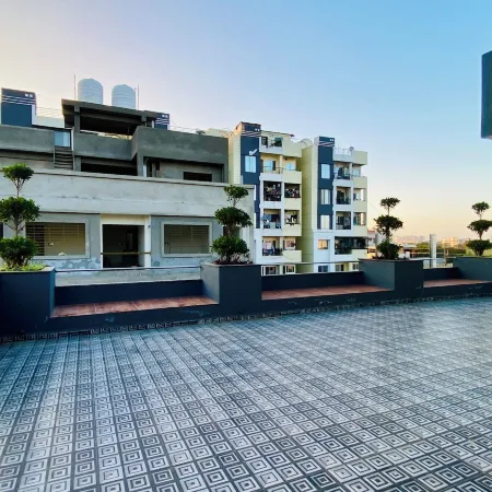 Stay 10 Parallel Apartment Hotel
