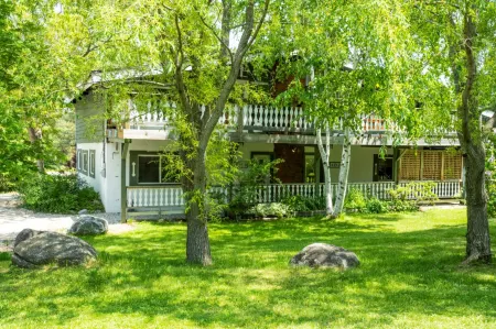 4 Bedroom Cottage Near the Village, Private Beach Access, BBQ, Petfriendly