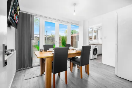 3-Bed House, Sleeps 5, Bham Airport, Parking