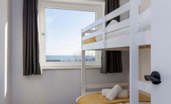 Beautifully Refurbished 4-Bed Beachside Retreat