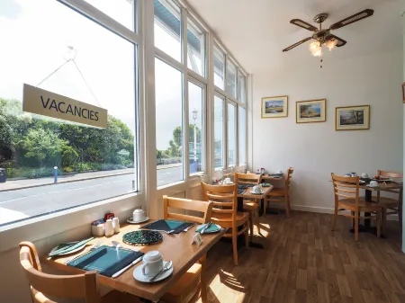 By the Sea Bed and Breakfast Отели рядом с достопримечательностью «Belle Tout Lighthouse»