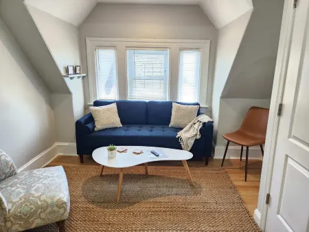 Charming Hillside Retreat - Walk to Brown University Отели рядом с достопримечательностью «Парк Роджер Уильямс»