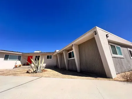 Atomic Arcade: Mid-Century Getaway with Games & Pool Отели рядом с достопримечательностью «Crazy Horse Ranch»