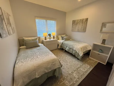 5Br, 5BA on Cul-De-Sac, Big Pool,  Jacuzzi, Gym,  Beautiful Bay Beach