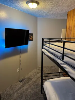 Charming 3-bedroom house next to Hollywood Casino! 1 minute from Interstate 75 Các khách sạn gần Seagate Convention Center