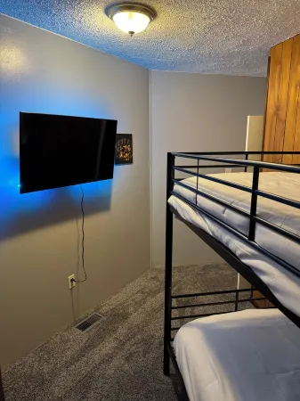 Charming 3-bedroom house next to Hollywood Casino! 1 minute from Interstate 75 Отели в г. Толедо