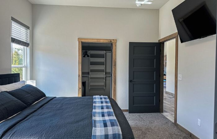 New Yote Cabin with Pool Table & Fireplace, 18 Minutes South of Norman