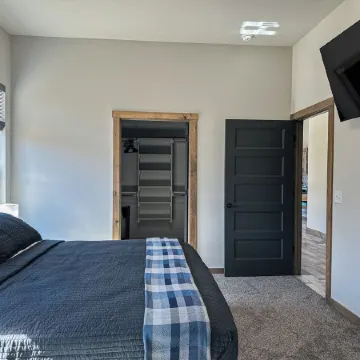 New Yote Cabin with Pool Table & Fireplace, 18 Minutes South of Norman