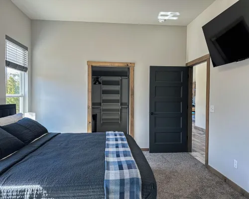 New Yote Cabin with Pool Table & Fireplace, 18 Minutes South of Norman Hotels in McClain County
