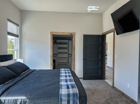 New Yote Cabin with Pool Table & Fireplace, 18 Minutes South of Norman