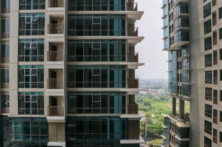 Elegant and Comfy Studio at Tamansari Iswara Apartment Отели в г. Rawalumbu