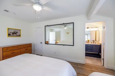 Luxury 4-bedroom Oasis with Pool, Hot Tub and Game Room Hotel in zona The Quarry Splash Pad