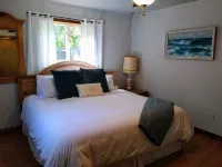 ‘Whispering Oaks’ Cottage with Lake Access, Outdoor Fire Pit and More!