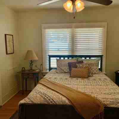 Secluded Yet Close!  Meadow Oak Cabin, Kernville Rooms
