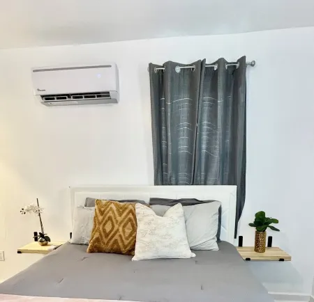 Modern Farmhouse near "Mercer" with Level 2- EV Charger! Отели в г. Мейкон