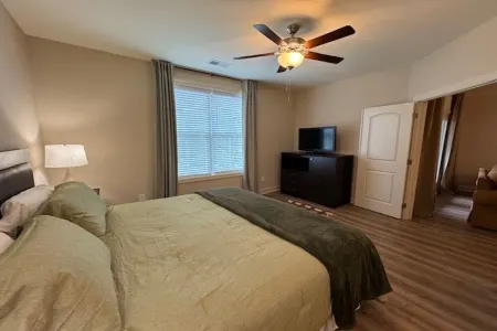 3-Bed Condo, 1st Floor, Mins from Beach and Marshwalk,  Golfers Paradise.