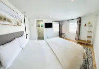 Freshly renovated 2-bedroom house in beautiful Bradenton with WiFi, AC Hotel a Bradenton