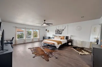 Charming 4-bedroom house in North Austin H-E-B附近的飯店