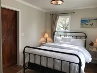 Beautifully Remodeled Wine Country Cottage Hotels in McMinnville