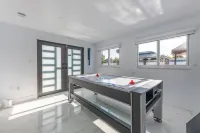 Heated Pool Family friendly House 4 minutes from The Beach