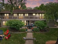 LakeMonona Waterfront + PrivateDock + FencedYard + HotTub + GameRoom + Evcharger Hotels in Monona