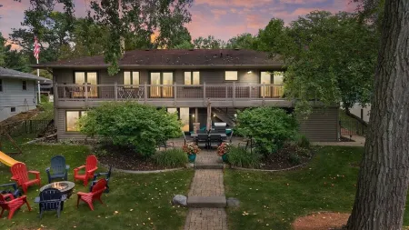 Lake Monona Waterfront + HOT TUB + Game Room