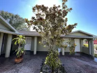 Lovely comfy clean apartment. Close to State parks/ beaches/ restaurants. Hotels in Jasmine Estates