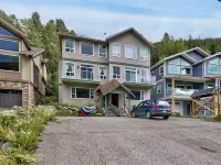 The Marmot's Den - Large Family-Friendly Ski Retreat in Sun Peaks Hotels in Sun Peaks