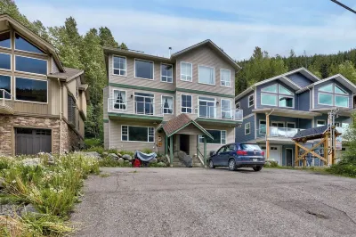 The Marmot's Den - Large Family-Friendly Ski Retreat in Sun Peaks Elevated Fishing Adventures附近的飯店