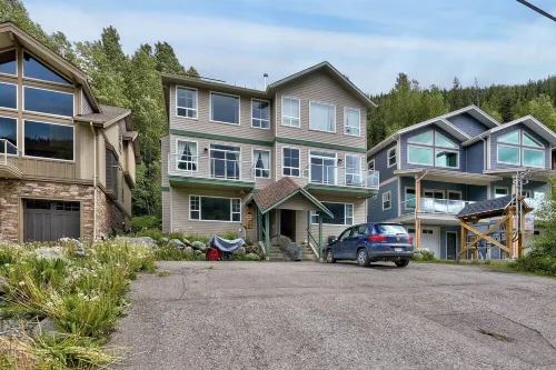 The Marmot's Den - Large Family-Friendly Ski Retreat in Sun Peaks فنادق في Sun Peaks