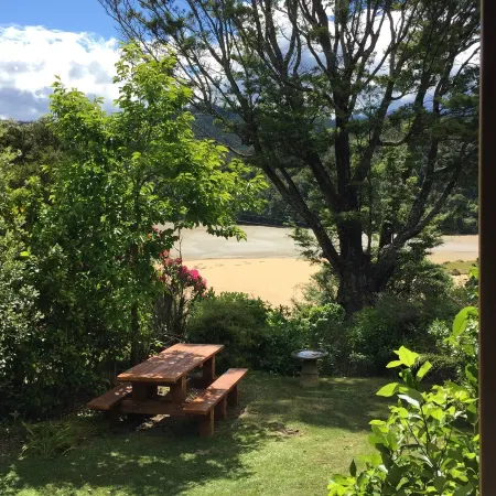 Heart of Kaiteriteri: Absolute Privacy nestled between both beaches Отели рядом с достопримечательностью «Kaiteriteri Kayak»