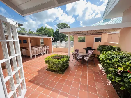 Serene and Scenic Caribbean House w/Pool - 2 min walk to Beach! Отели рядом с достопримечательностью «Редут Бич»