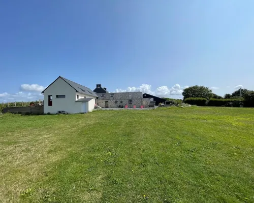 House with Interior Swimming Pool with Sea View, Mini Golf Course Hotels in Plouarzel