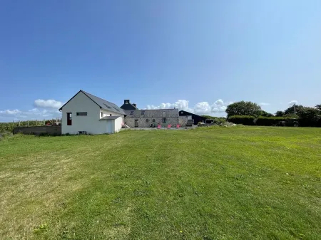 HOUSE WITH INTERIOR SWIMMING POOL WITH SEA VIEW, mini golf, gym Отели в г. Плуарзель