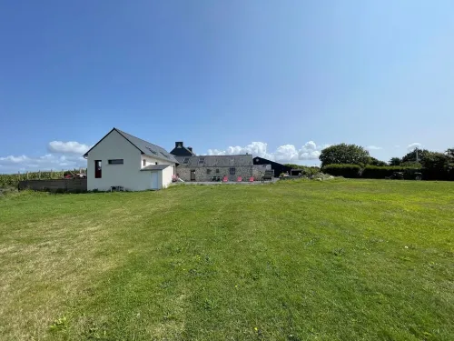 HOUSE WITH INTERIOR SWIMMING POOL WITH SEA VIEW, mini golf, gym Hotels in Plouarzel