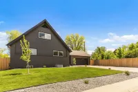 Spacious Denver Retreat ~ 6Br ~ Sleeps 16+ w/ Hot Tub