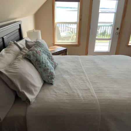 Waterfront Cottage Rental - Hardingdale Cottage