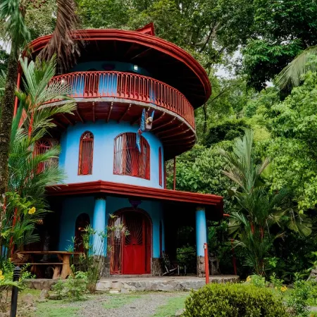 Family Friendly Waterfall Home with pool & Wi-Fi / 7p